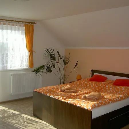 Pivnicka Pod Cachtickym Hradom 招待所