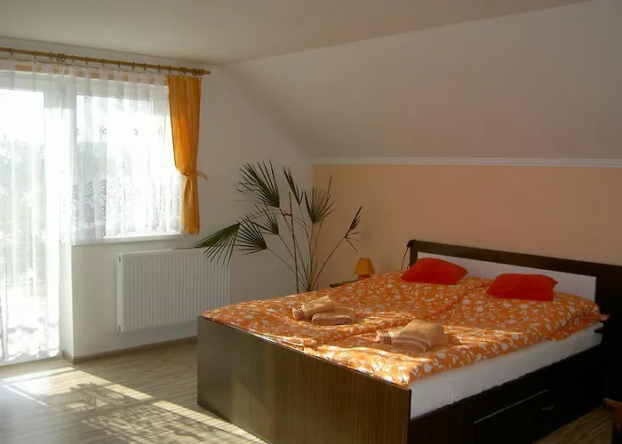 Pivnicka Pod Cachtickym Hradom 게스트하우스